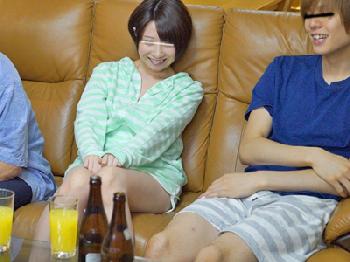 従妹の乳頭をこっそりイジっていたら色情しだして挿入懇願美少女近親相姦のエロ動画