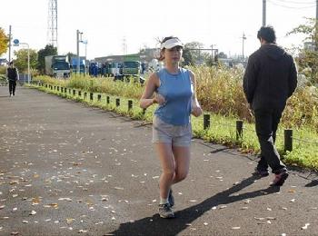 毎日巨乳を揺らしながら走っている奥様ジョガーが見られてハメることに快感を覚えて…痴女人妻乱交露出吉川あいみのエロ動画