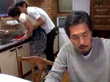 『ば、バレちゃうからっ…』父親が居間にいながらも身体を求めてくるマザーコンプレックス息子との近親交尾巨乳人妻近親相姦のエロ動...