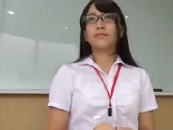 SOD宣伝部のメガネ美形お姉さんが会社命令でハメられてまさかの生中出しフィニッシュ巨乳OLめがねのエロ動画