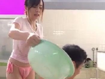 「ちゃんと流れた～？」銭湯の看板娘が一緒に背中を流してくれるソープランドサービスW巨乳お姉さん吉川あいみのエロ動画