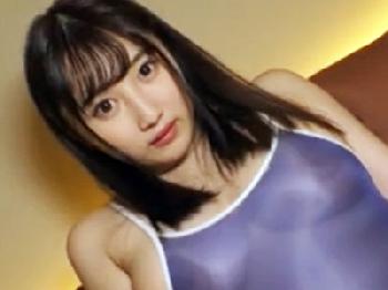 スケスケ極薄スクール水着姿の巨大オッパイ女子大生に生チンぶち込み勝手に生中出しでフィニッシュ！巨乳美少女ハメ撮りのエロ動画