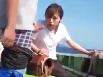 漁船の上で巨大チンポ見せつけられて我慢できなくなった奥さんが漁中に船上浮気ファック巨乳人妻フェラ手コキ露出のエロ動画