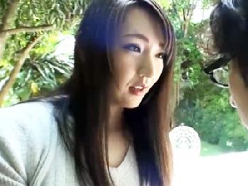 『オナニーしてたでしょ？』痴女妻が近所の少年と庭で着衣のまま露出ファック巨乳人妻顔射のエロ動画