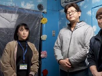 でド淫乱な身体つきの新人ADがマジックミラー号の準備中に犯され中出しフィニッシュ巨乳お姉さんのエロ動画