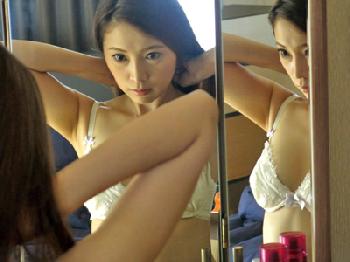 世間知らずさをつけ込まれ勤務先で上司に流され寝取られる清純清楚妻人妻OLめがね小川あさ美のエロ動画