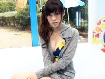 ミラーの向こうの彼氏に罪悪感を感じながらもマッサージ師の種付け射精を受け入れ巨乳お姉さん水着中出しのエロ動画