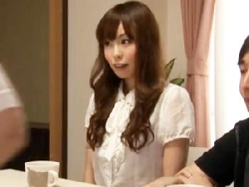 兄貴の嫁がいい女すぎてガマンできずに洗面所で襲い掛かり近親寝取られパコ人妻レイプ近親相姦のエロ動画