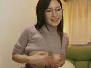 めがねの似合う巨大オッパイ妻にペニ棒支援されて熟精液駄々漏れ発射巨乳お姉さん痴女人妻パイズリのエロ動画