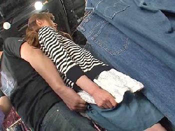 巨大乳房妻を連日痴漢し大量に潮を吹くほど調教！巨乳人妻盗撮のエロ動画