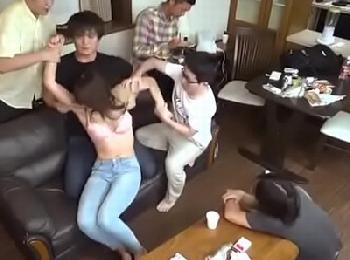 『ちょ、ちょっとヤメて！』隣の学生たちの騒音を注意しに来た若奥様がDQNたちにガチ凌辱され…巨乳人妻レイプ乱交のエロ動画