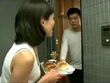 夫とレスになって欲求不満な奥様→隣の若い男に食事をお裾分けしながら下はお裾分けされる淫乱性活痴女人妻熟女のエロ動画