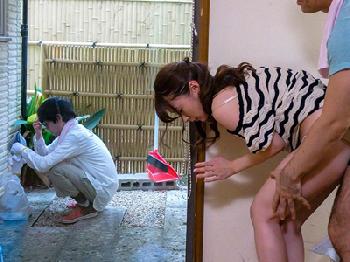 夫の死角で巨大チンポをぶちこまれ寝取られる奥様巨乳人妻橋本れいかのエロ動画