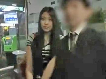 終電逃したカップルの彼女を家まで送って寝取りパコ！素人お姉さんハメ撮りナンパのエロ動画