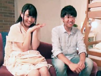 男を惑わす魔性の萌え系女子大生が彼氏のすぐそばで友人と中出しSEX美少女ロリ痴女のエロ動画