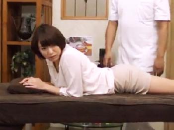 きれいなお姉さん体美形少女がマッサージで欲情してトイレでオナってたらマッサージ師が乱入してきて‥W美少女痴女中出しレイプのエ...