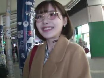 めがねのオタク系美人マダムが東京に遊びに来ては密通に明け暮れるお姉さん痴女人妻ハメ撮りのエロ動画