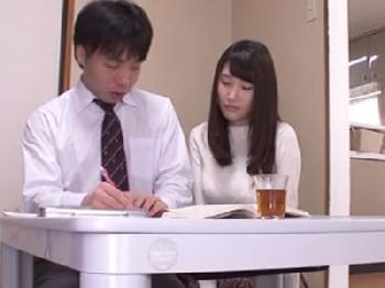 勉強を教えてくれる巨大オッパイきれいなお姉さんに我慢できず→その場で禁断のガチハメ開始巨乳人妻ぶっかけのエロ動画