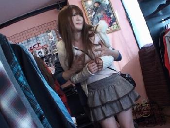 『絶対バレちゃう…』営業中の店内など誰かが近くにいる屋内で隠れてハメる！巨乳中出し露出仁科百華のエロ動画