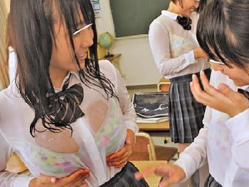 ゲリラ豪雨でビショ濡れになった女子校生に絡まれて学校乱交巨乳のエロ動画