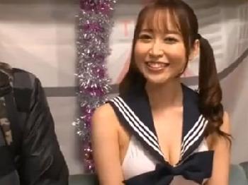 一級品のテクを持つ篠田ゆうから堪え切って生中出し権を獲得する執念深いオジサン巨乳美少女お姉さんのエロ動画