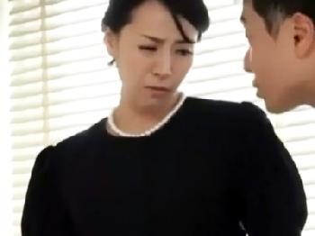 浮気現場を抑えられた主人の弟に脅されて中出し凌辱される未亡奥さん人妻レイプのエロ動画