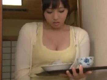 恵体ビックおっぱいな義理の母が手コキしてきたので中出し近親交尾巨乳痴女人妻近親相姦のエロ動画