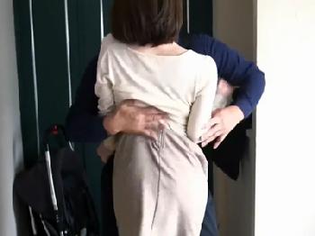 玄関を開けたらすぐ貪るように始まる密通SEX巨乳人妻のエロ動画