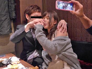 同窓会で元彼と盛り上がって密通しちゃう元尻軽ヤリマン妻巨乳人妻のエロ動画