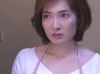 一見真面目そうな奥さんが浮気相手の肉棒にハマってしまうW痴女人妻顔射のエロ動画