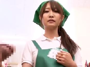 『ナニ‥してるんですか』客のセンズリ見て欲情したスーパー店員が陰茎咥え込み！お姉さん痴女露出のエロ動画