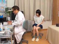 エロ医者にセクハラされるも抵抗出来ず中出しされてしまう童顔っ娘Wロリパイパンのエロ動画
