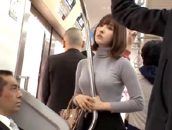 無意識に男を誘惑してしまう痴女！パイスラ手すりで欲情させて痴漢性的暴行美少女レイプ三上悠亜のエロ動画