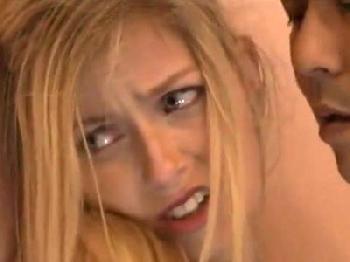 外国人金髪ウエイトレスを婦女暴行する日本人客お姉さんコスプレレイプのエロ動画