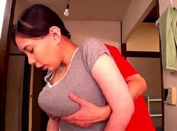 『ぁ、だ…だめよ♡』自分のかあちゃんが近所の仲の良いお兄ちゃんに寝取られている現場を発見して…巨乳痴女人妻近親相姦のエロ動画