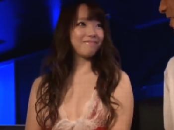 「バレちゃいますよぉ」激烈可愛いなピンサロ嬢と店内で本番パコW巨乳美少女お姉さん中出しのエロ動画