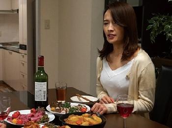 寝取られ願望と上司のために…離婚したばかりの上司へ妻を抱かせたイカレ夫！痴女人妻向井藍のエロ動画