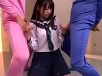 ダブル手コキでスカートを汚し更に先輩と体育倉庫で交尾しちゃうセーラー服の女子校生美少女3Pさくらゆらのエロ動画