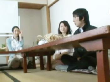 町内会に集まった若奥様達に媚薬盛り→全員痴女化した状態で大乱交スタート！美少女人妻顔射のエロ動画