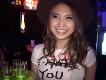 ハプニングBAR店員の巨乳ギャルと酒の勢いに任せた店内パコ！痴女中出しハメ撮り露出のエロ動画