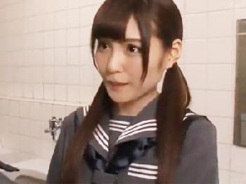 オジサンを公衆トイレに連れ込み性行為を強要する痴女女子校生美少女露出のエロ動画