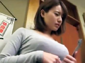 居酒屋看板娘の巨大バストを強調するピチピチTシャツに発情して更衣室で押し倒し巨乳美少女お姉さんレイプのエロ動画
