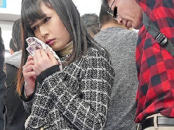満員電車であたってくる弾力桃尻に猛烈興奮した乗客の痴漢パコ巨乳お姉さんのエロ動画