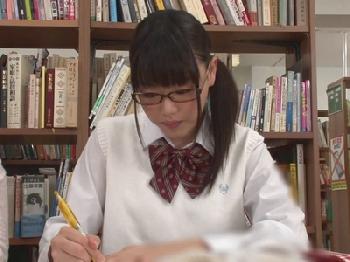 『やだ…すっごぃ』めがねっ娘女子校生に図書館で周りも気にせずパコる美少女中出し露出のエロ動画