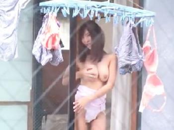 ガラス越しで半裸で誘惑してくる痴女お姉さんに我慢できずに中出し交尾のエロ動画