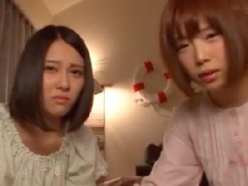 妹たちに求められるまま3P楽しむお兄ちゃん巨乳美少女近親相姦のエロ動画