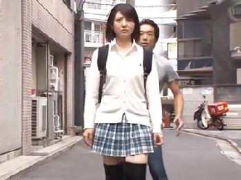 ミニスカート女子校生が陵辱魔に後をつけられて餌食になる‥美少女レイプのエロ動画