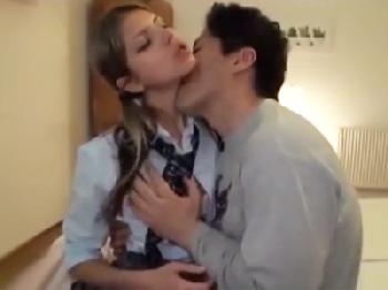 女子校生制服姿の外人娘がパイパンマンコをハードピストン→中出しされてマジ絶頂美少女のエロ動画