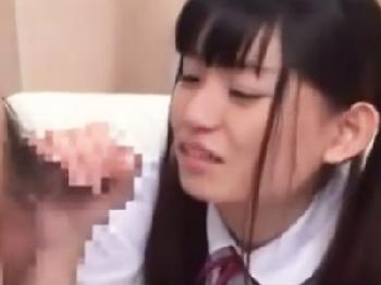 修学旅行で東京に来ている田舎のイモい女子高生をマジックミラー号に乗せてペニス握らせる素人女子校生ナンパフェラのエロ動画