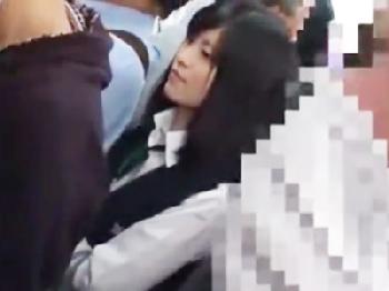 満員電車でミニスカート女子校生に痴漢→電車から引きずり降ろして野外で強姦決行美少女顔射イラマチオレイプのエロ動画